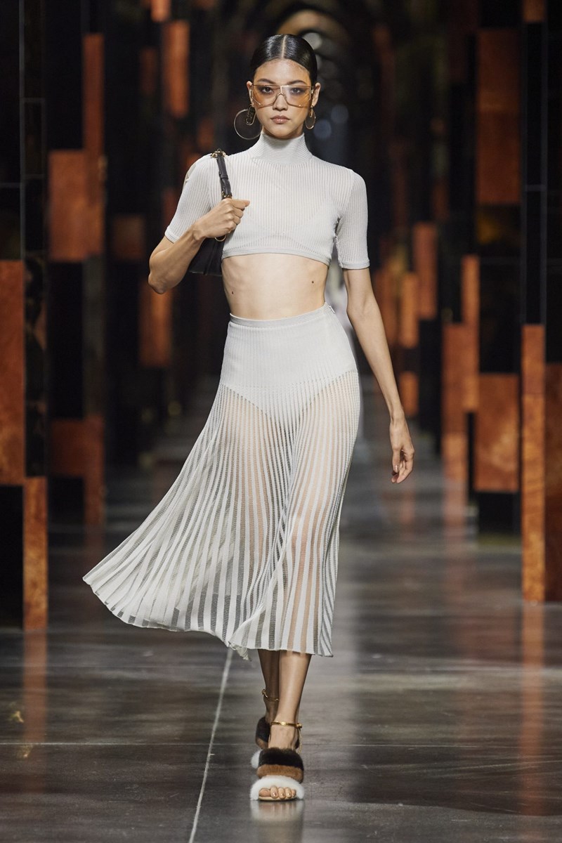 Fendi SS22: Η ιταλική κομψότητα ζει την στιγμή της - εικόνα 5