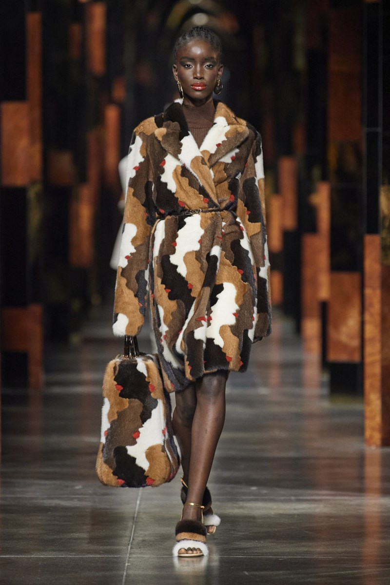 Fendi SS22: Η ιταλική κομψότητα ζει την στιγμή της - εικόνα 16