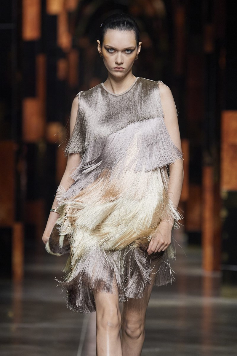 Fendi SS22: Η ιταλική κομψότητα ζει την στιγμή της - εικόνα 6
