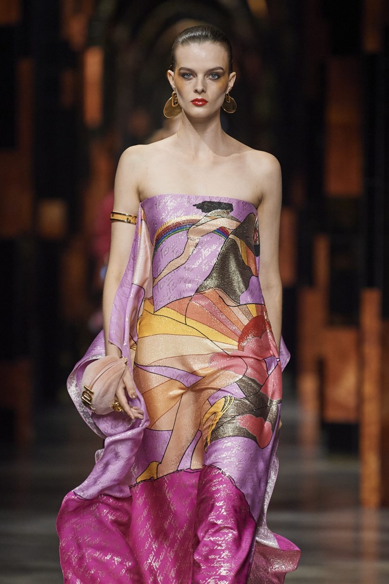 Fendi SS22: Η ιταλική κομψότητα ζει την στιγμή της - εικόνα 15