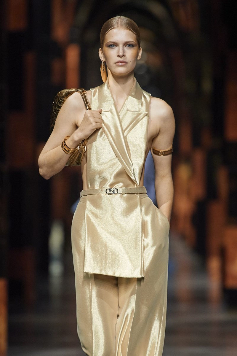 Fendi SS22: Η ιταλική κομψότητα ζει την στιγμή της - εικόνα 17