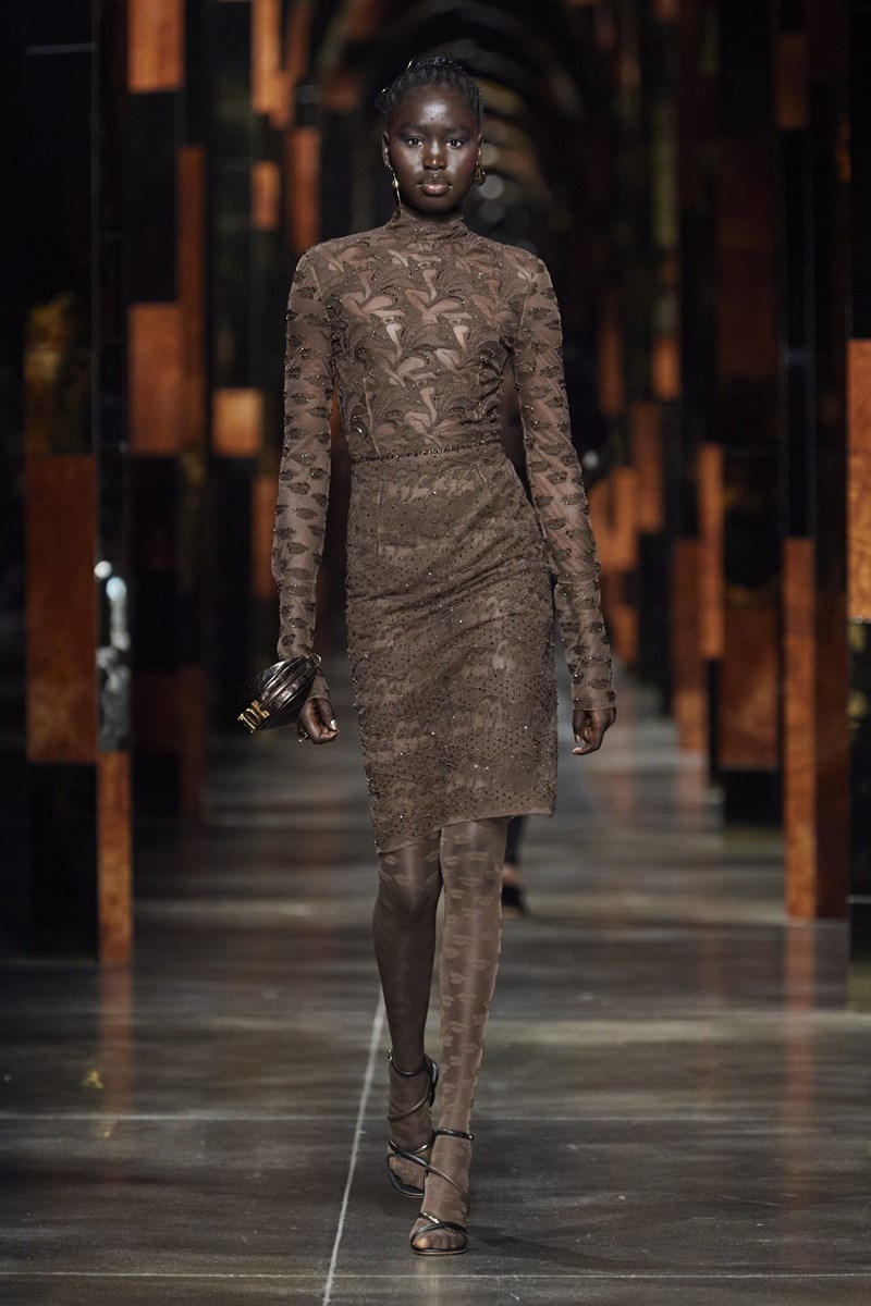 Fendi SS22: Η ιταλική κομψότητα ζει την στιγμή της - εικόνα 20
