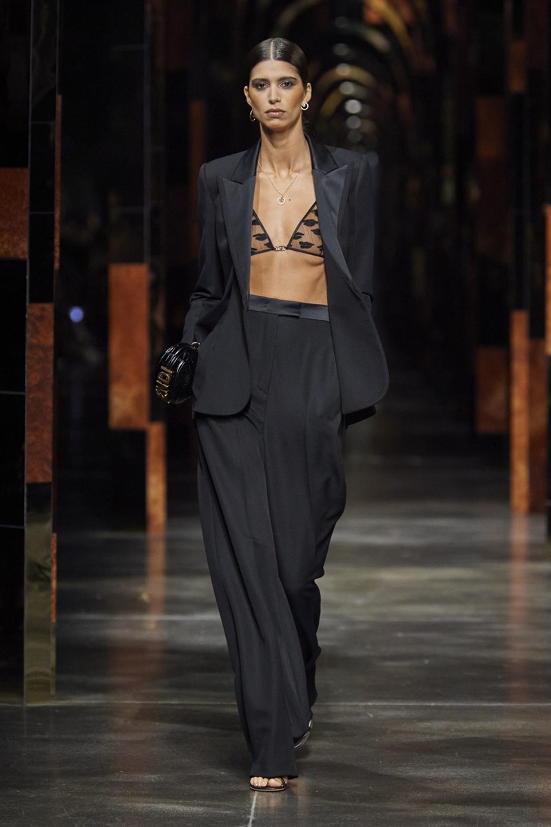 Fendi SS22: Η ιταλική κομψότητα ζει την στιγμή της - εικόνα 2