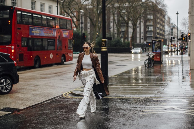 London Fashion Week: Το street style επέστρεψε στην βρετανική πρωτεύουσα και είναι πιο fun από κάθε άλλη φορά - εικόνα 19