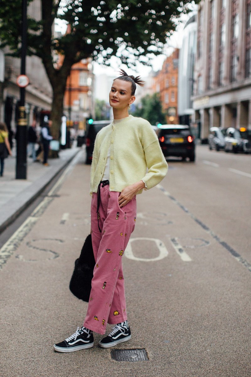London Fashion Week: Το street style επέστρεψε στην βρετανική πρωτεύουσα και είναι πιο fun από κάθε άλλη φορά - εικόνα 25