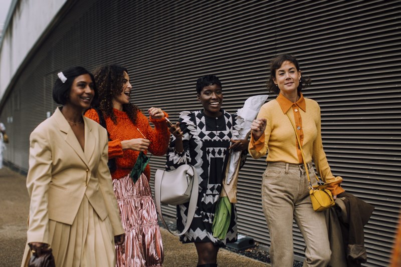 London Fashion Week: Το street style επέστρεψε στην βρετανική πρωτεύουσα και είναι πιο fun από κάθε άλλη φορά - εικόνα 26