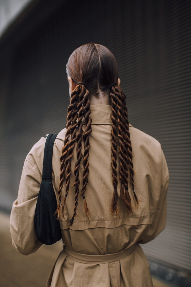 Fashion Month: Όλα τα street style χτενίσματα που θα απογειώσουν τα look του φθινοπώρου - εικόνα 7