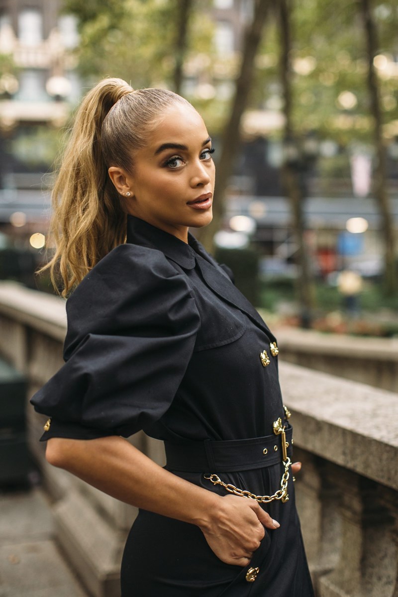 Fashion Month: Όλα τα street style χτενίσματα που θα απογειώσουν τα look του φθινοπώρου - εικόνα 4