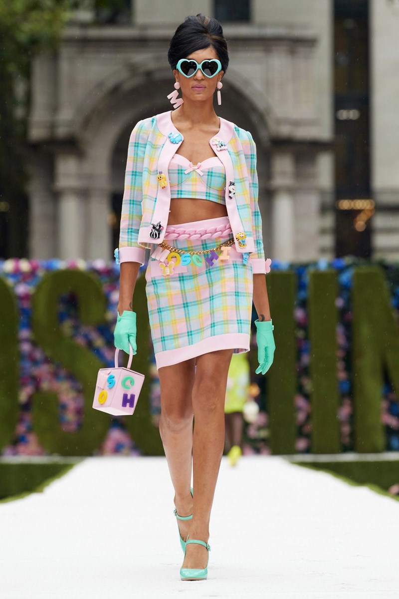 Οι οίκοι Moschino και Proenza Schouler μονοπώλησαν το ενδιαφέρον μας στην New York Fashion Week SS22 - εικόνα 2