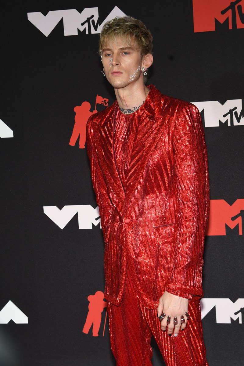 Μακιγιάζ με ζωηρά χρώματα, δυναμικά wet looks και όλα όσα ξεχωρίσαμε στα beauty looks των VMA 2021 - εικόνα 5