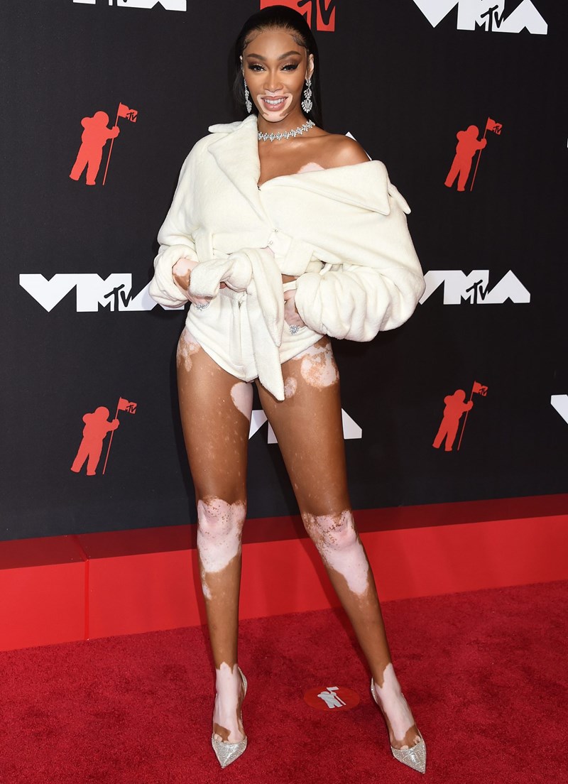 Μακιγιάζ με ζωηρά χρώματα, δυναμικά wet looks και όλα όσα ξεχωρίσαμε στα beauty looks των VMA 2021 - εικόνα 7