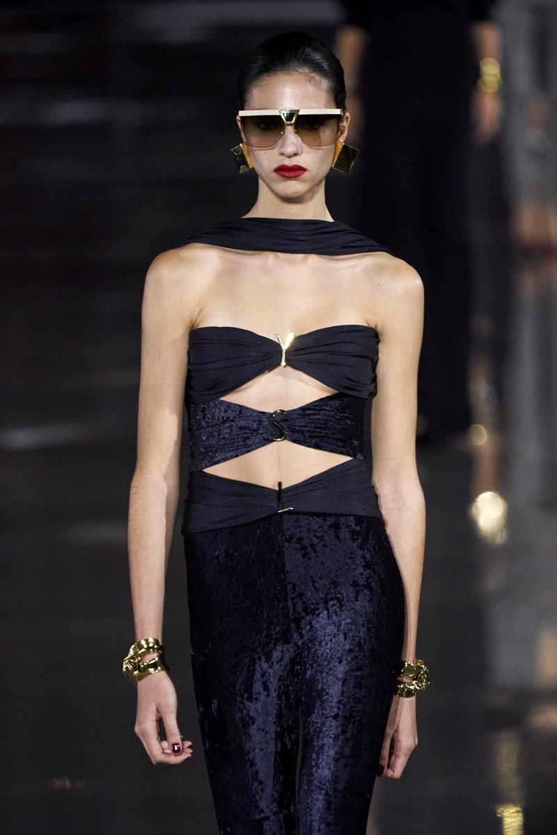 Εβδομάδα Μόδας Παρισιού: Η νέα συλλογή του οίκου Saint Laurent αποτελεί μια παριζιάνικη&nbsp;ωδή στη μόδα των '80s - εικόνα 5