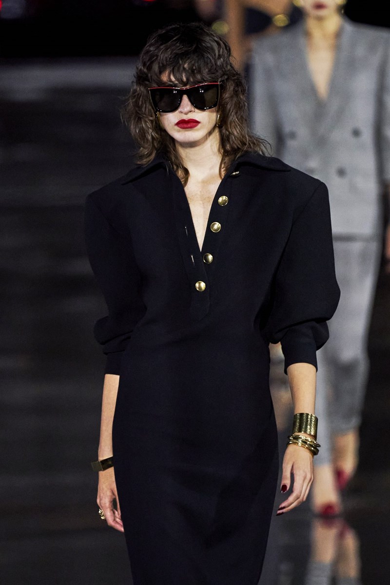 Εβδομάδα Μόδας Παρισιού: Η νέα συλλογή του οίκου Saint Laurent αποτελεί μια παριζιάνικη&nbsp;ωδή στη μόδα των '80s - εικόνα 11