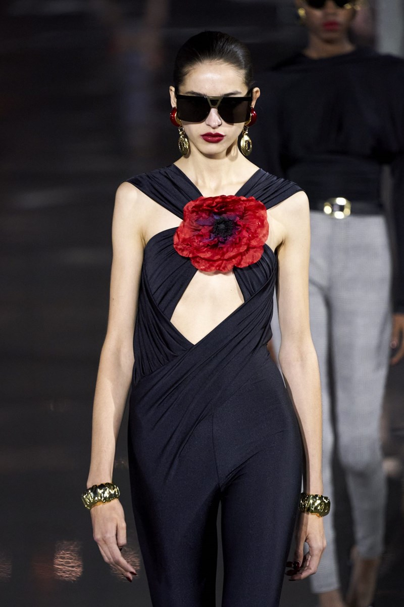 Εβδομάδα Μόδας Παρισιού: Η νέα συλλογή του οίκου Saint Laurent αποτελεί μια παριζιάνικη&nbsp;ωδή στη μόδα των '80s - εικόνα 8