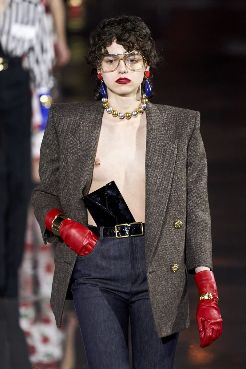 Εβδομάδα Μόδας Παρισιού: Η νέα συλλογή του οίκου Saint Laurent αποτελεί μια παριζιάνικη&nbsp;ωδή στη μόδα των '80s - εικόνα 1