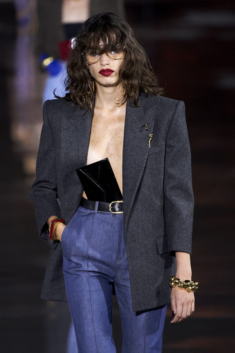 Εβδομάδα Μόδας Παρισιού: Η νέα συλλογή του οίκου Saint Laurent αποτελεί μια παριζιάνικη&nbsp;ωδή στη μόδα των '80s - εικόνα 10