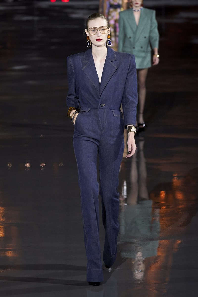 Εβδομάδα Μόδας Παρισιού: Η νέα συλλογή του οίκου Saint Laurent αποτελεί μια παριζιάνικη&nbsp;ωδή στη μόδα των '80s - εικόνα 7