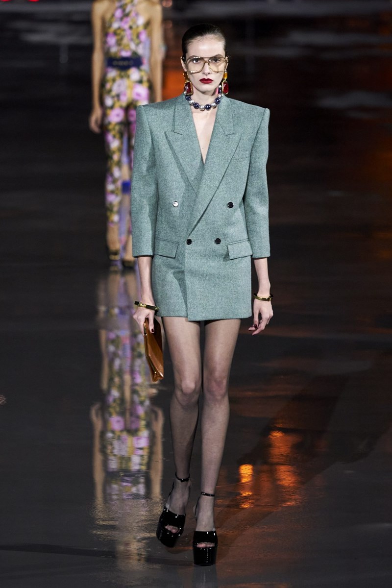 Εβδομάδα Μόδας Παρισιού: Η νέα συλλογή του οίκου Saint Laurent αποτελεί μια παριζιάνικη&nbsp;ωδή στη μόδα των '80s - εικόνα 6