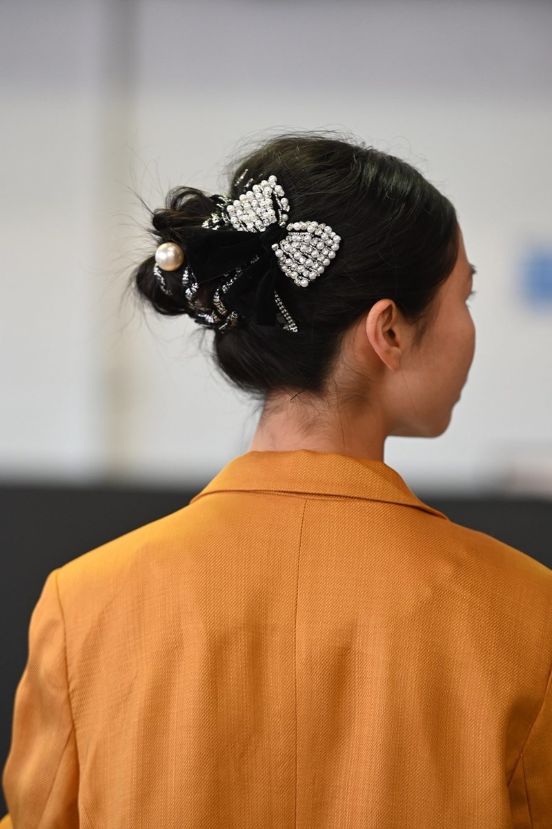 3 hair looks που ξεχωρίσαμε από την Εβδομάδα Μόδας της Νέας Υόρκης (& τα προϊόντα που θα χρειαστείς για να τα δημιουργήσεις και εσύ) - εικόνα 1