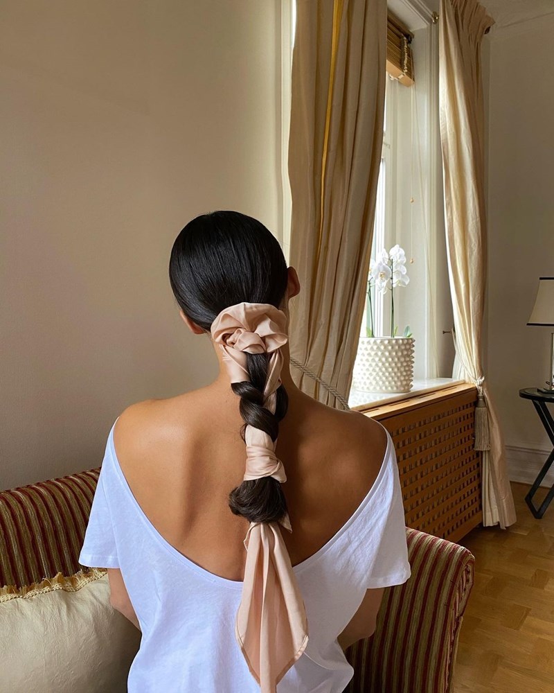 5 stylish χτενίσματα που μπορείς να δημιουργήσεις με ένα μόνο μαντήλι (και το φθινόπωρο!) - εικόνα 1