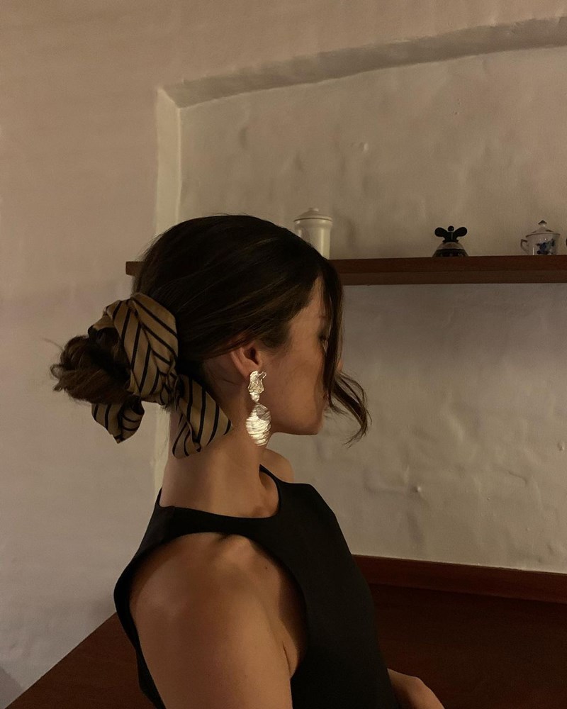 5 stylish χτενίσματα που μπορείς να δημιουργήσεις με ένα μόνο μαντήλι (και το φθινόπωρο!) - εικόνα 2