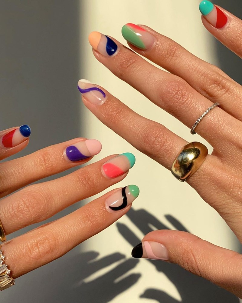 Abstract Nails: Το μανικιούρ που κυριαρχεί τώρα στα social media - εικόνα 1