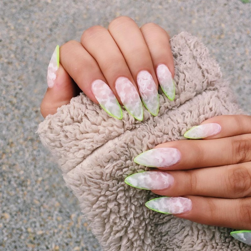 Stiletto nails: Η Emma Corrin επανάφερε το trend - εικόνα 3