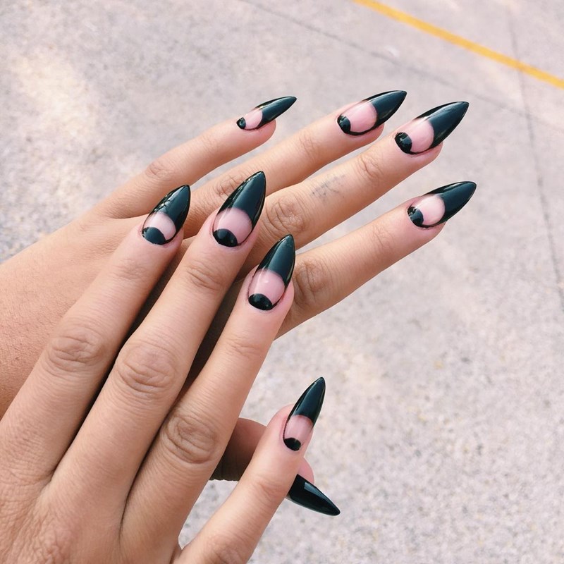 Stiletto nails: Η Emma Corrin επανάφερε το trend - εικόνα 2