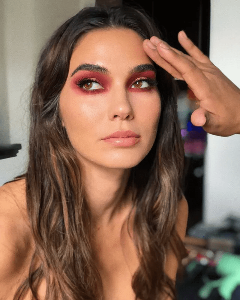 4 beauty looks που θα σε πείσουν να πεις το μεγάλο «ναι» στην κόκκινη σκιά - εικόνα 1