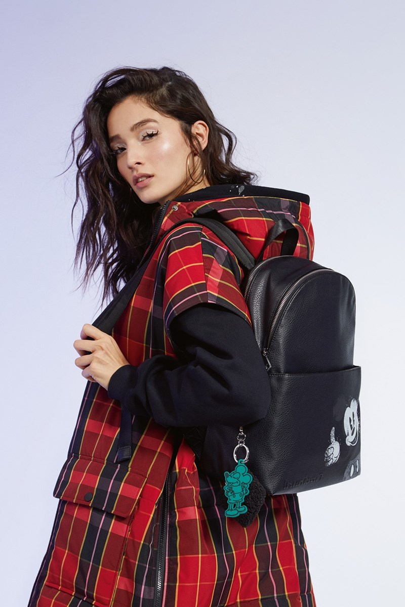 Στη συλλογή FW21 της Desigual, από το σκοτάδι...γεννιέται το χρώμα - εικόνα 1