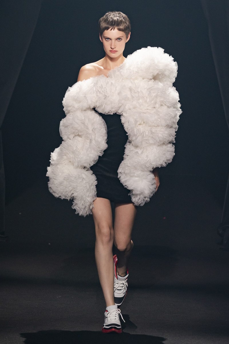 Love Brings Love: To show στη μνήμη του Alber Elbaz ήταν το καλύτερο (και πιο συγκινητικό) φινάλε για τον fashion month - εικόνα 7