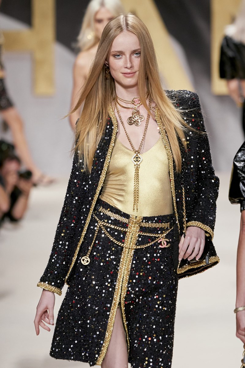 Chanel SS22: Η λάμψη των 80s επιστρέφει στην πασαρέλα του σήμερα - εικόνα 1