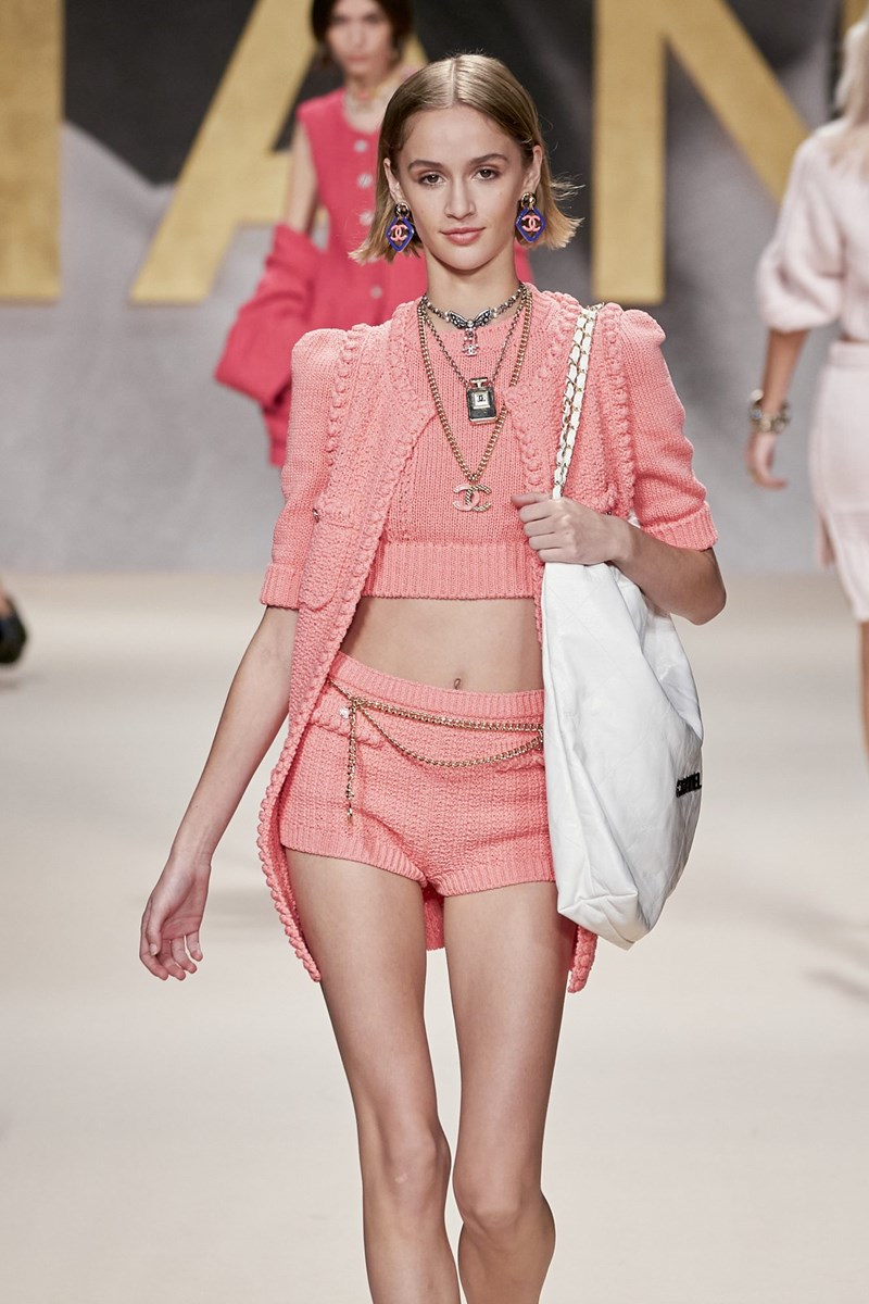 Chanel SS22: Η λάμψη των 80s επιστρέφει στην πασαρέλα του σήμερα - εικόνα 2