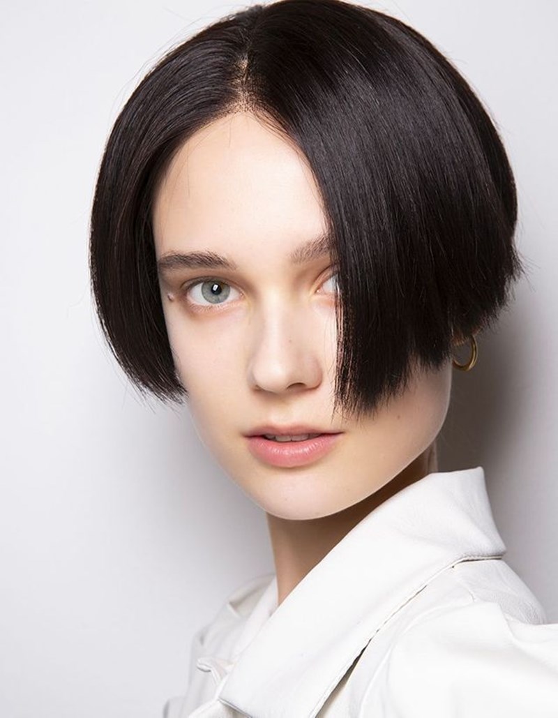 Σκέφτεσαι να κόψεις τα μαλλιά σου κοντά; Αυτά είναι τα πιο cool haircuts της σεζόν - εικόνα 1