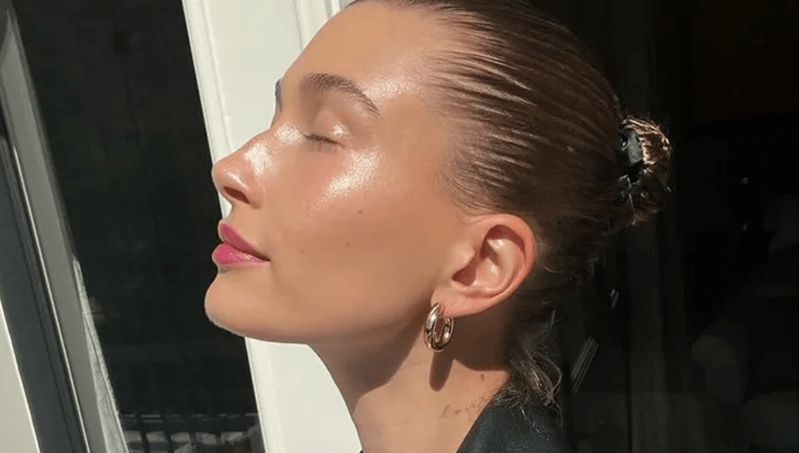 Hailey Bieber: Ανακαλύψαμε τα μυστικά της για λαμπερή επιδερμίδα - εικόνα 1