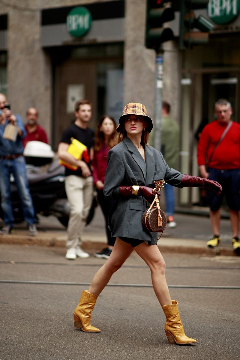 Η μέρα μας εμπνέει να φορέσουμε γκρι: 12 κομμάτια και 8 street style ιδέες για να «αγκαλιάσουμε» αυτό το χρώμα - εικόνα 1