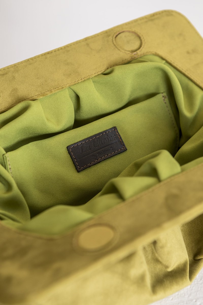 Διαγωνισμός: Αυτή είναι η τυχερή που κερδίζει την τσάντα Grace Velvet με την υπογραφή του ελληνικού brand «La Chaîne», αξίας €185 - εικόνα 3