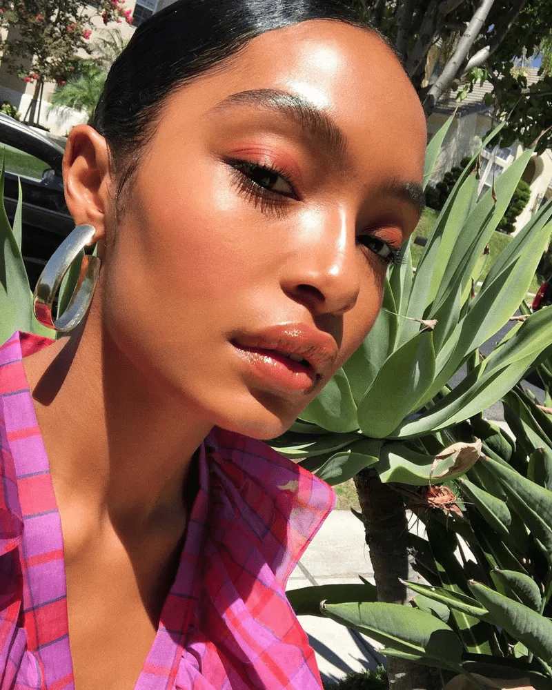 4 beauty looks που θα σε πείσουν να πεις το μεγάλο «ναι» στην κόκκινη σκιά - εικόνα 2