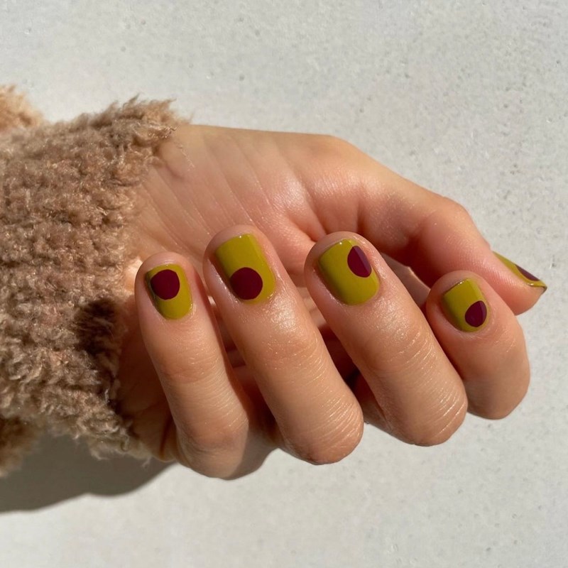 7 φθινοπωρινά nail trends που μας κάνουν να θέλουμε να κλείσουμε ραντεβού για μανικιούρ άμεσα - εικόνα 1