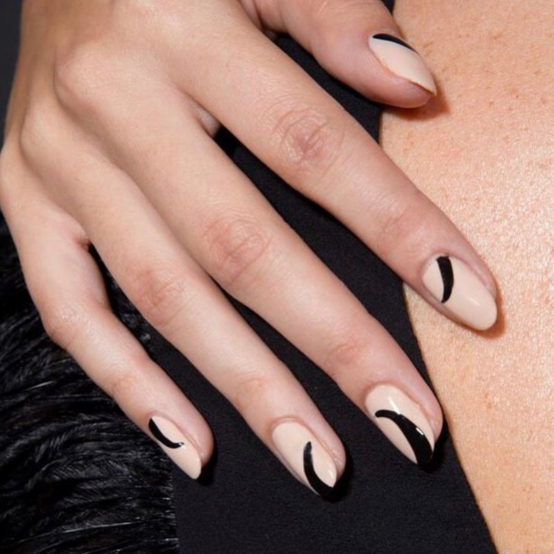 7 φθινοπωρινά nail trends που μας κάνουν να θέλουμε να κλείσουμε ραντεβού για μανικιούρ άμεσα - εικόνα 2