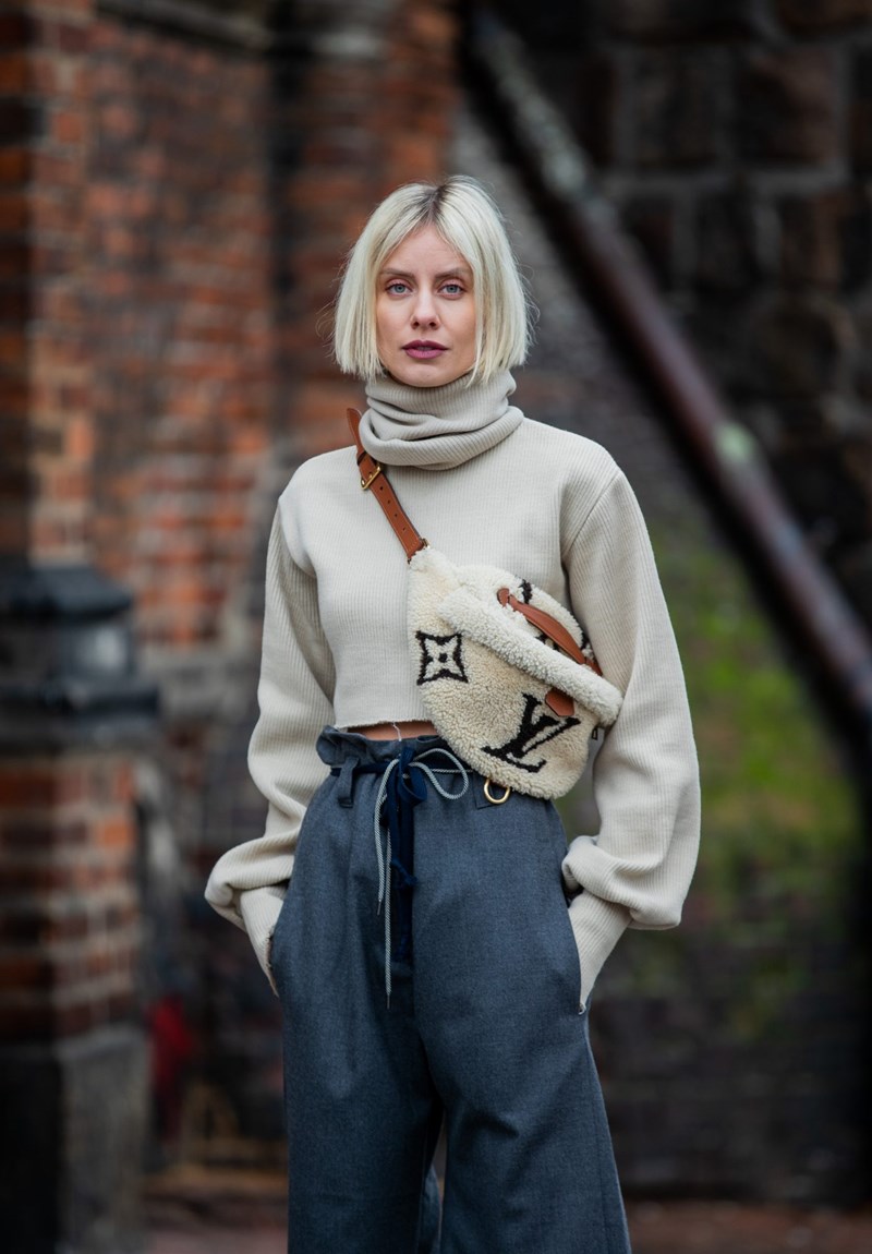 Δεν θα σου πούμε ψέματα! Μια fluffy τσάντα είναι αυτό ακριβώς που χρειάζεσαι τώρα - εικόνα 1