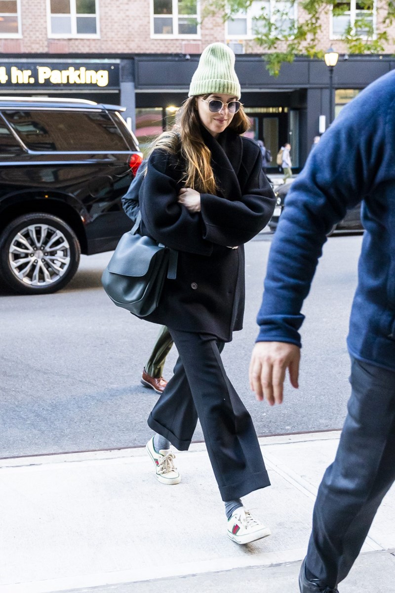Το casual look της Dakota Johnson είναι super πρόταση για το weekend - εικόνα 2