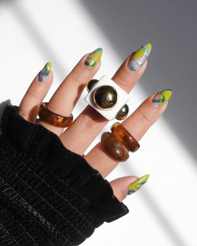 Colorful nails: Έχουν θέση και στα μανικιούρ του χειμώνα - εικόνα 1