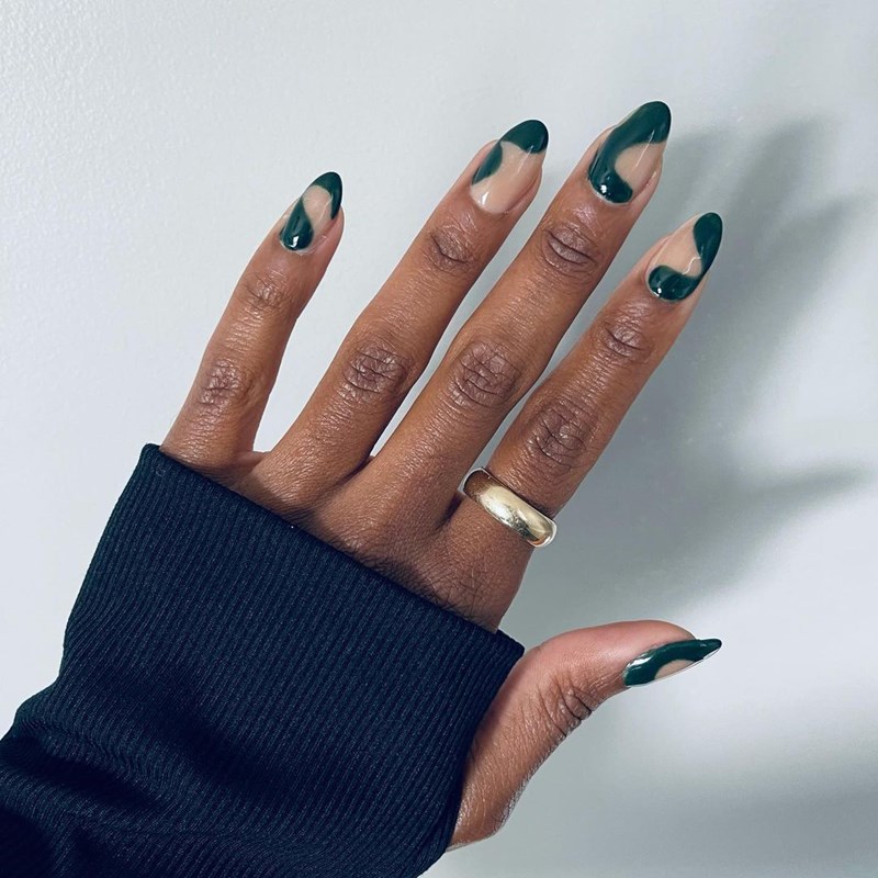 Dark Green Nails: Το επόμενο μανικιούρ μας θα είναι βουτηγμένο στο βαθύ πράσινο - εικόνα 2