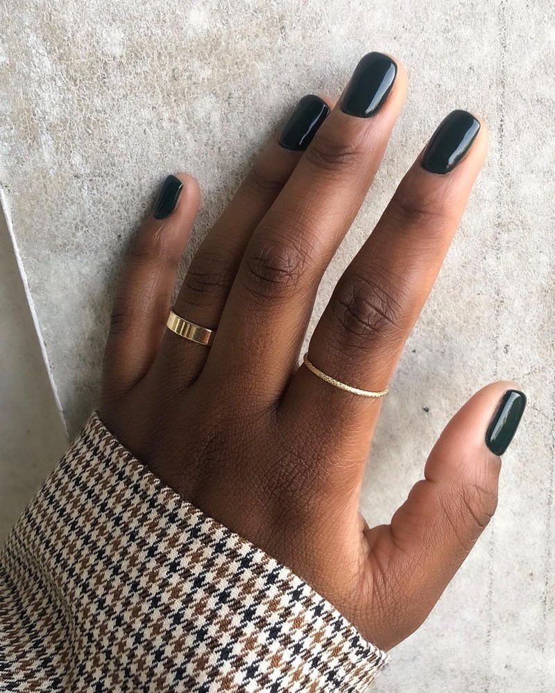 Dark Green Nails: Το επόμενο μανικιούρ μας θα είναι βουτηγμένο στο βαθύ πράσινο - εικόνα 1