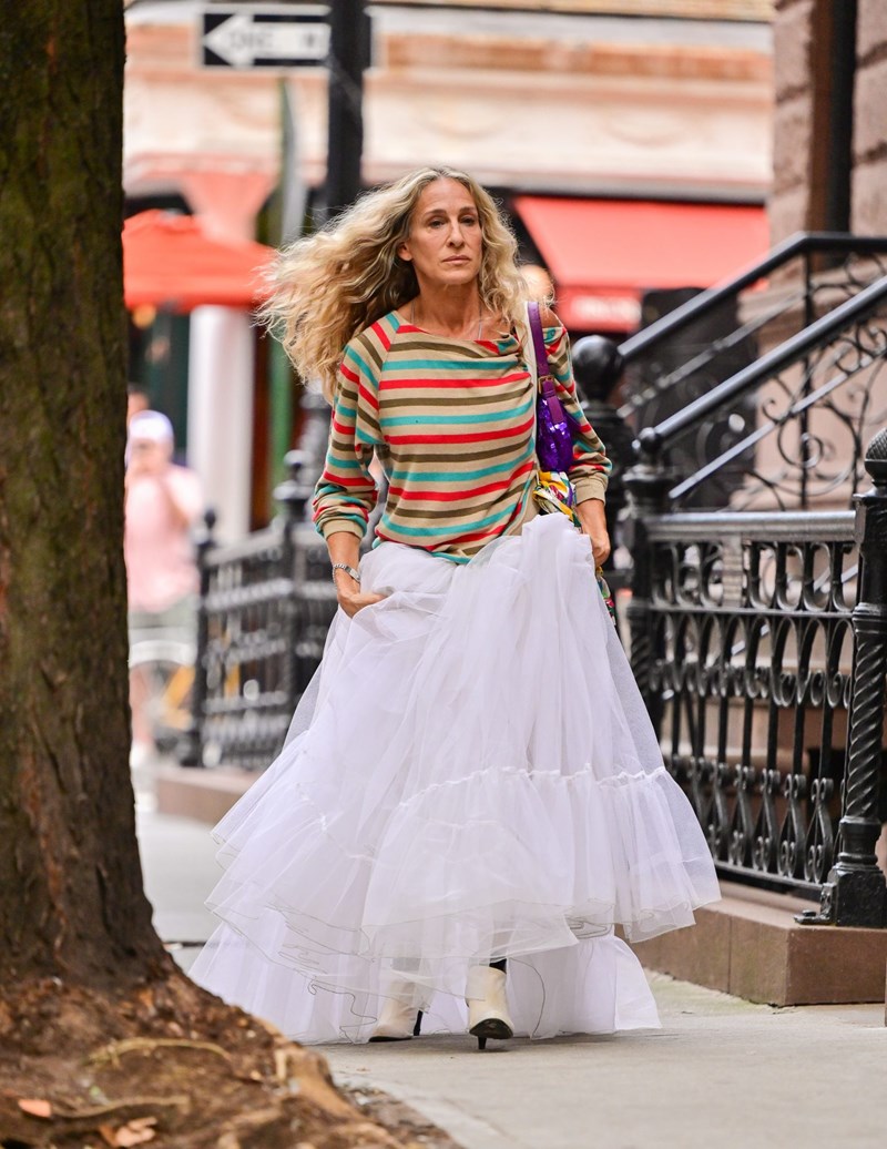Το reboot του Sex and the City έκανε πρεμιέρα! 15 looks της Carrie Bradshaw που θα δούμε στα νέα επεισόδια - εικόνα 6