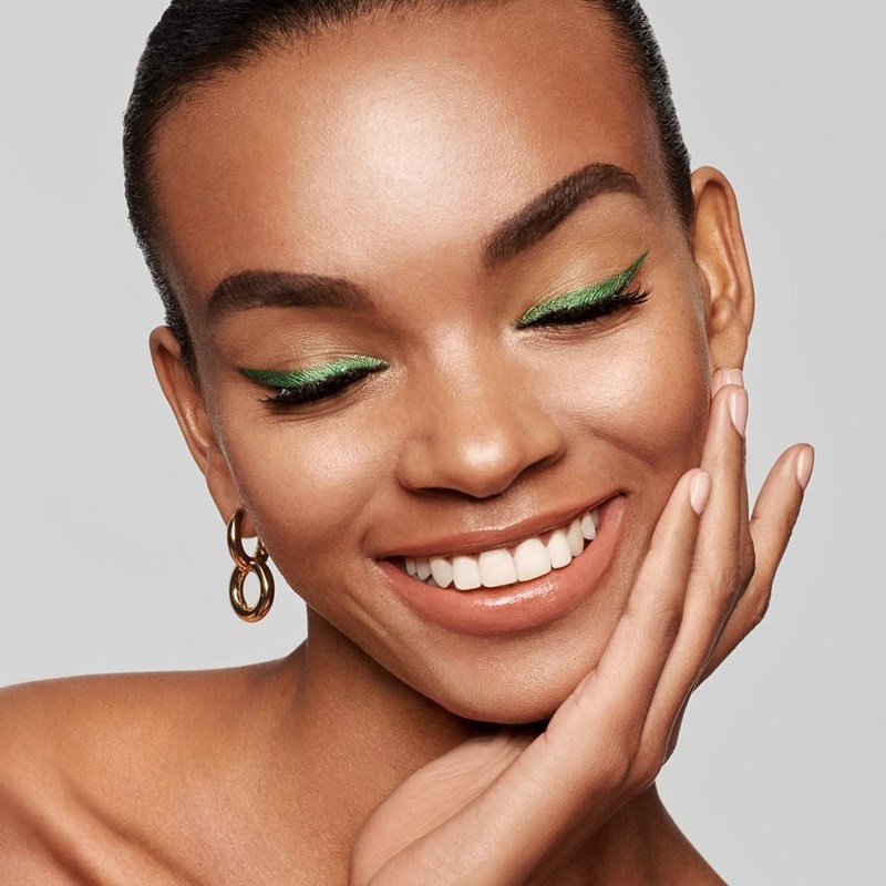 Πράσινο eyeliner: Τα beauty looks που θα σε πείσουν να το τολμήσεις στις γιορτές - εικόνα 3