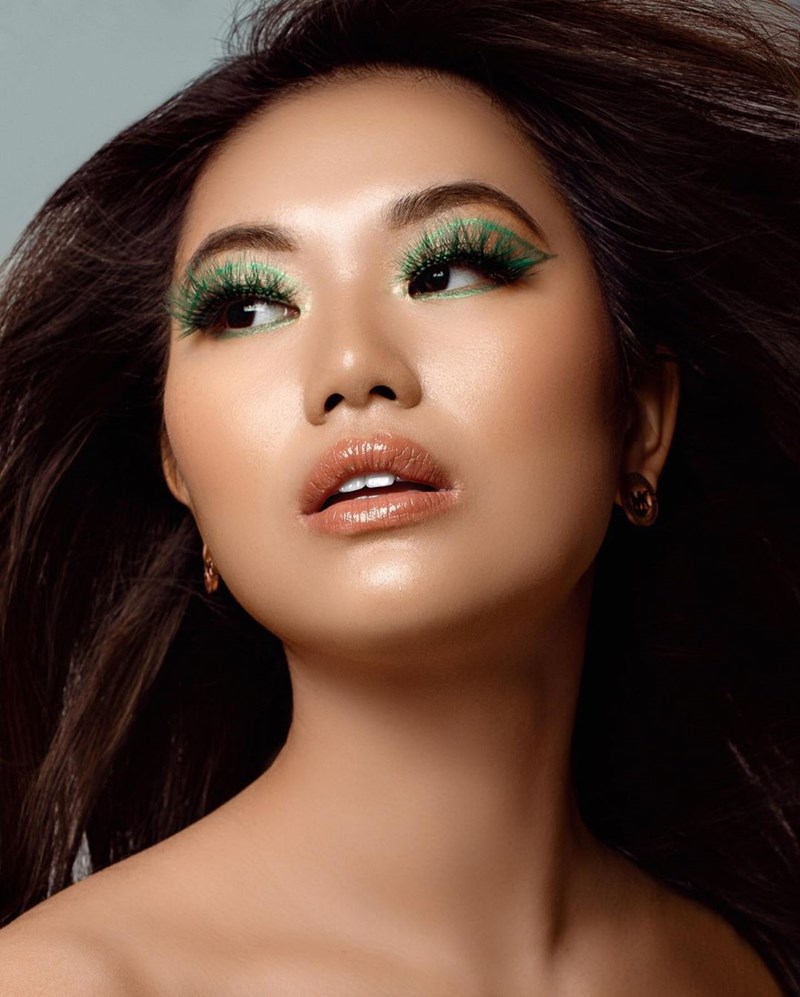 Πράσινο eyeliner: Τα beauty looks που θα σε πείσουν να το τολμήσεις στις γιορτές - εικόνα 2