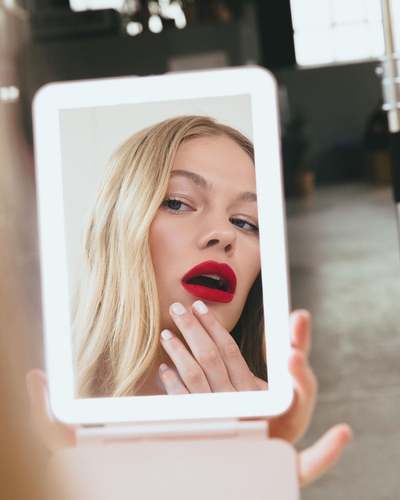 Τα μόνα 2 items που θα χρειαστείς για να απογειώσεις το New Year's Eve makeup look σου - εικόνα 1