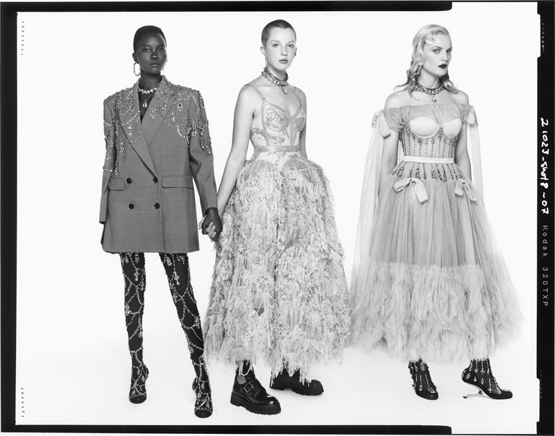 Alexander McQueen: Η νέα καμπάνια για την Spring/Summer 2022 συλλογή του οίκου - εικόνα 1